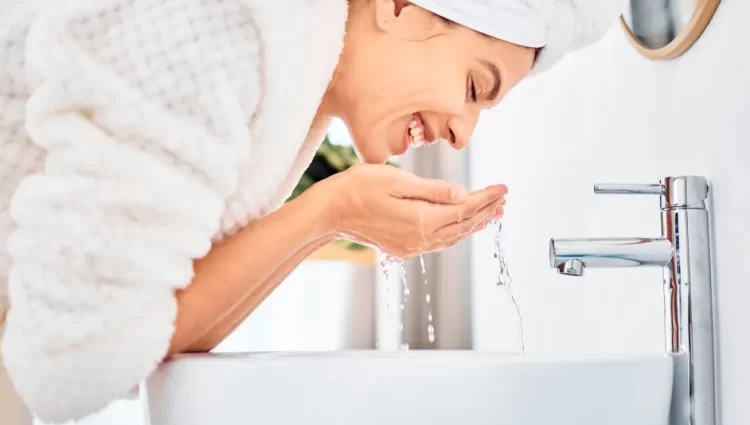 Soothe Melasma With La-Roche-Posay Cleanser